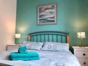 Portrush Holiday Hostel Guesthouse客房内的一张或多张床位