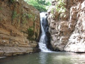 DiriambaFinca Joco Mico的岩石峭壁边的瀑布