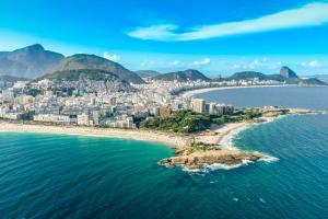 里约热内卢Rio Design Copacabana Hotel的城市和海洋的空中景观