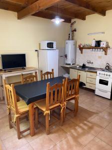 埃斯克尔艾林公寓的厨房配有桌椅和冰箱。