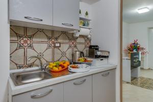 夏卡NottInCentro -Guest House-的厨房配有水槽和一碗水果