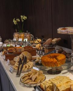 阿雷格里港Art Hotel Transamerica Collection的一张桌子,上面摆放着各种面包和糕点