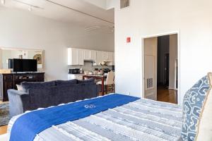 圣地亚哥Greely Gaslamp - Loft W Parking & 3 Beds #302的一间卧室设有一张床和一间客厅。