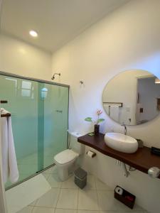 圣塞巴斯蒂安Ao Mar - Hospedagem的一间带卫生间、水槽和镜子的浴室