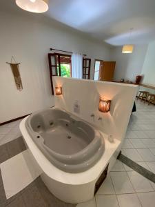 圣塞巴斯蒂安Ao Mar - Hospedagem的浴室内设有大型白色浴缸。