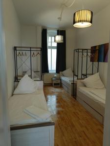 柏林City-Apartment Zille的客房设有两张床和窗户。