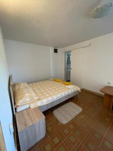 塞尔察Apartmani Suza的一间小卧室,卧室内配有一张床铺