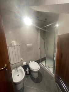 卡斯德尔诺沃贝拉登卡CS Holiday的浴室配有卫生间、淋浴和盥洗盆。