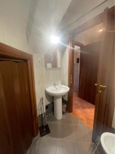 卡斯德尔诺沃贝拉登卡CS Holiday的浴室设有白色水槽和镜子