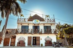 Xul-HaHotel y Beach Club Casa Mia Xulha -Bacalar的上面有标志的建筑