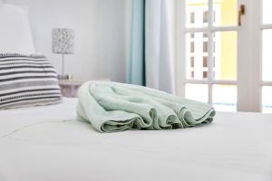 克拉伦代克Villa Aventura的床上的绿毛巾