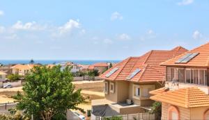 哈德拉SEA & BUY的享有橙色屋顶房屋的景致