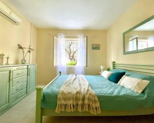 普查尼Sea view country house的一间卧室设有一张床和一个窗口
