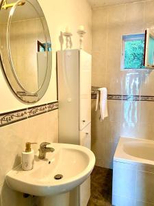 普查尼Sea view country house的白色的浴室设有水槽和镜子