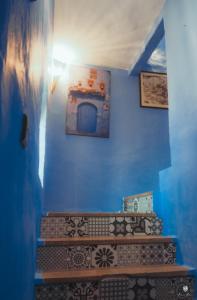 舍夫沙万CASA TROUSSI的蓝色的房间,设有楼梯和蓝色的墙壁