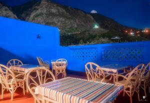 舍夫沙万CASA TROUSSI的蓝色的客房配有桌椅,享有山景。