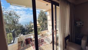 查克维Luxury Dreamland Oasis Apartments的客房设有海景阳台。
