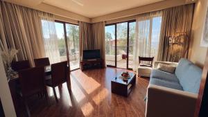 查克维Luxury Dreamland Oasis Apartments的带沙发、桌子和电视的客厅