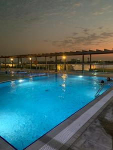 迪拜Super Studio in Dubai的夜间大型游泳池