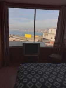 瓦尔帕莱索阿曼多旅馆 的卧室设有海景大窗户
