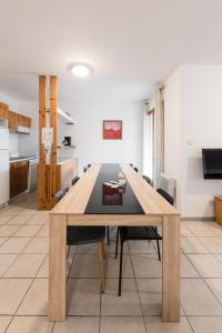 蒙布兰莱班La Tour de Guet的厨房里配有餐桌的用餐室