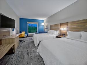 亨茨维尔Holiday Inn Express - Huntsville Space Center, an IHG Hotel的酒店客房设有两张床和一台平面电视。
