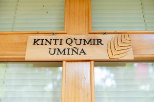 Los Baños del IncaCabaña Kinti Q'umir Umiña en Kinti Wasi的木十字架上写着"红毛白兰"字