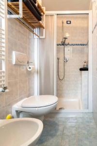 勒威诺Appartamento Mia. Centro storico的浴室配有卫生间、淋浴和盥洗盆。