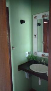陶巴特chale da montanha的一间带水槽和镜子的浴室