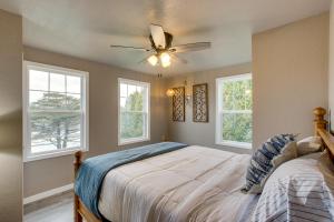 Two RiversRiverfront Two Rivers Vacation Rental By Beaches的一间卧室配有一张带吊扇和窗户的床。