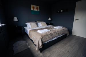 塞尔福斯Golden Circle Luxury Cottages的一间卧室配有一张床,上面有两条毛巾