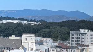 旧金山Sunset Edwardian Bed and Breakfast At Golden Gate Park San Francisco的享有以山脉为背景的城市美景