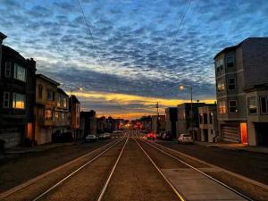 旧金山Sunset Edwardian Bed and Breakfast At Golden Gate Park San Francisco的享有云天的城市街道景色