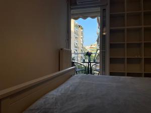 雅典Traveller's Choice Attiki的一间卧室设有一张床,享有阳台的景色
