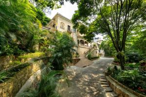 卡利斯坦殖民地酒店的花园中一座带楼梯的古老房子