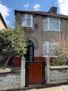 Childwall3 BEDROOM HOUSE IN A GREAT LOCATION的一座带木门和围栏的房子