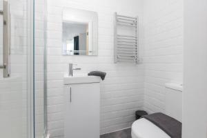 布莱克浦Charles Alexander Short Stay - TheWestern Blackpool的白色的浴室设有卫生间和镜子