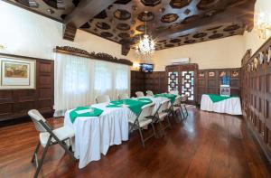 卡利斯坦殖民地酒店的一间会议室,配有绿色和白色的桌椅
