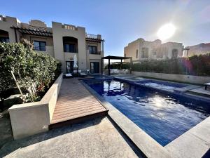 赫尔格达Luxurious Villa with Infinity Private Pool & Jacuzzi over Sabina Island's Lagoon的房屋中间的游泳池