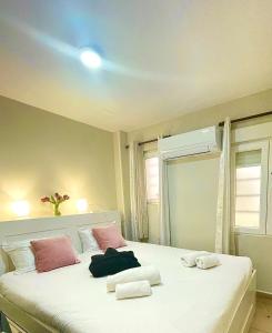 马德里MADRID CENTRO的卧室配有带粉红色枕头的大型白色床