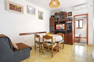 泰斯Apartments by the sea Stanici, Omis - 1028的客厅配有桌子和沙发