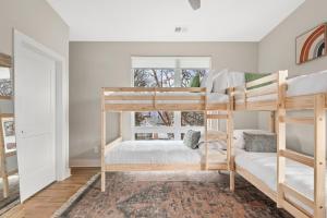 纳什维尔Serene Boho Chic Home-Mins to DT的一间卧室设有两张双层床和一扇窗户。
