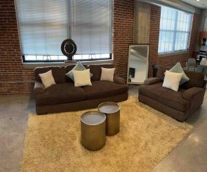 圣路易斯Luxury Cozy Loft Downtown STL的客厅配有两张沙发和两张桌子