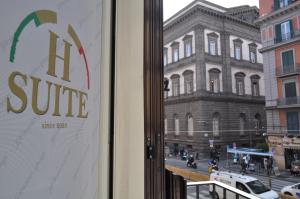 那不勒斯HSUITE的享有城市街道景致的窗户。