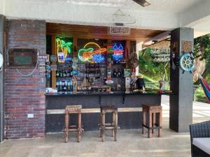 普拉多Casa Paraiso del Lago的建筑前有两把凳子的酒吧