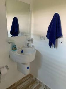 普拉多Casa Paraiso del Lago的白色的浴室设有水槽和镜子