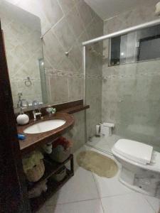 康德Apto Vista Mar - Jacumã的一间带水槽、卫生间和淋浴的浴室