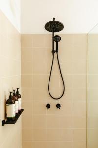 墨尔本Spectacular views over Albert Park的浴室内配有带黑色淋浴喷头的淋浴