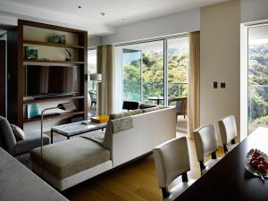 SaikaiOliveBay Hotel的客厅配有沙发和桌子