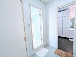 柳川柳川ゲストハウス 憩 (IKOI)的一间浴室,浴室内装有门和镜子